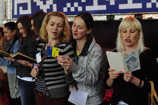Українські бібліотекарі влаштували флеш-моб у Польщі на площі